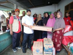 Pj Bupati Aceh Besar Serahkan Bantuan Masa Panik Kepada Korban Kebakaran di Darul Imarah