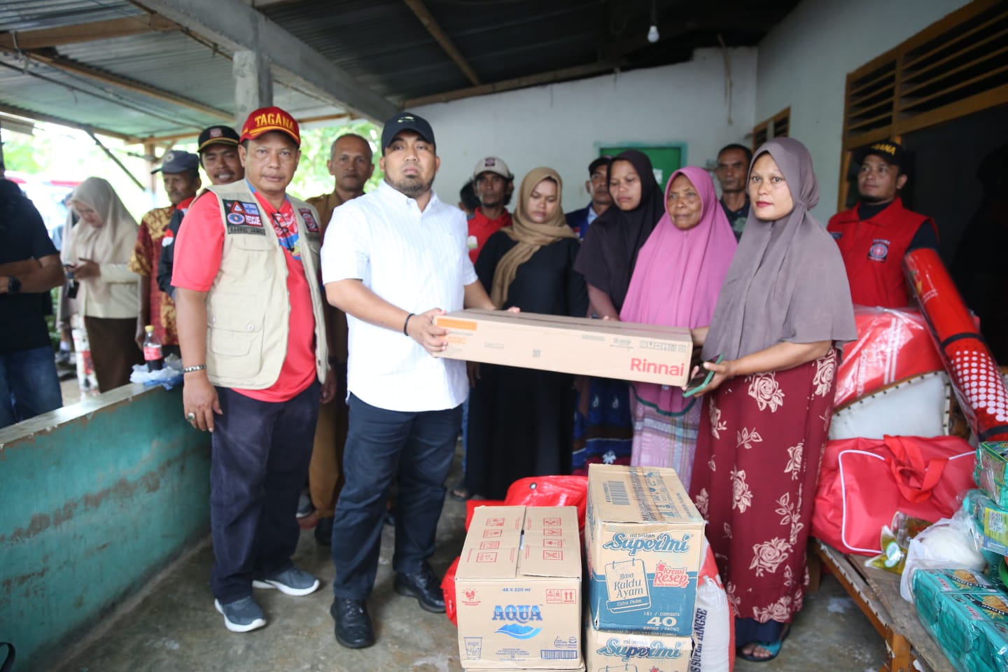 Pj Bupati Aceh Besar Serahkan Bantuan Masa Panik Kepada Korban Kebakaran di Darul Imarah