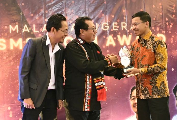 Ketua DPRK Banda Aceh Terima Anugerah SMSI Award 2023