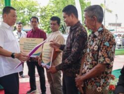 Penjabat Gubernur Serahkan Bantuan CSR Bank Aceh untuk Pelaku Usaha di Meulaboh dan Aceh Jaya