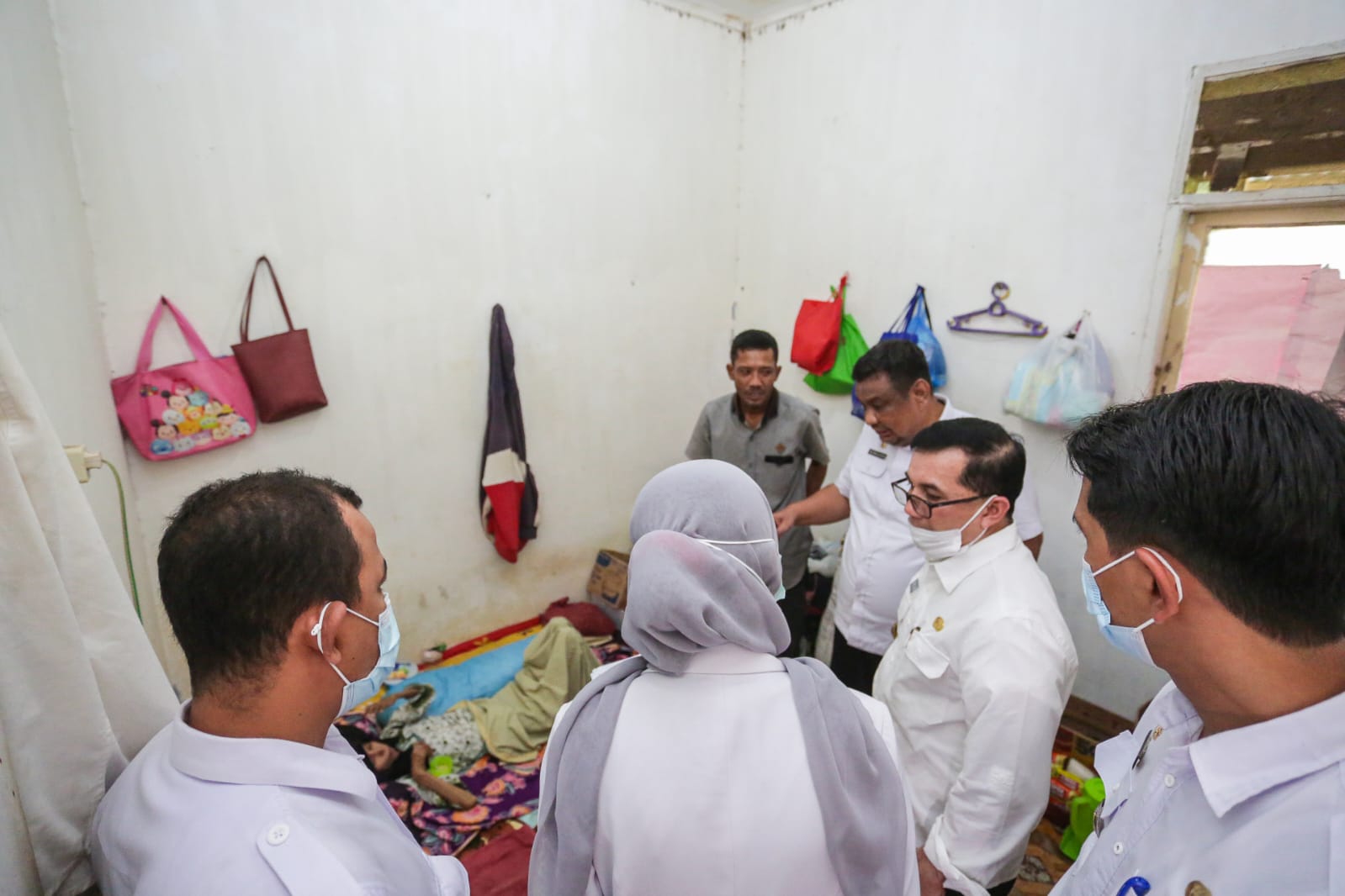 Pemko Bawa Warga yang Sakit Ke RSU Meuraxa