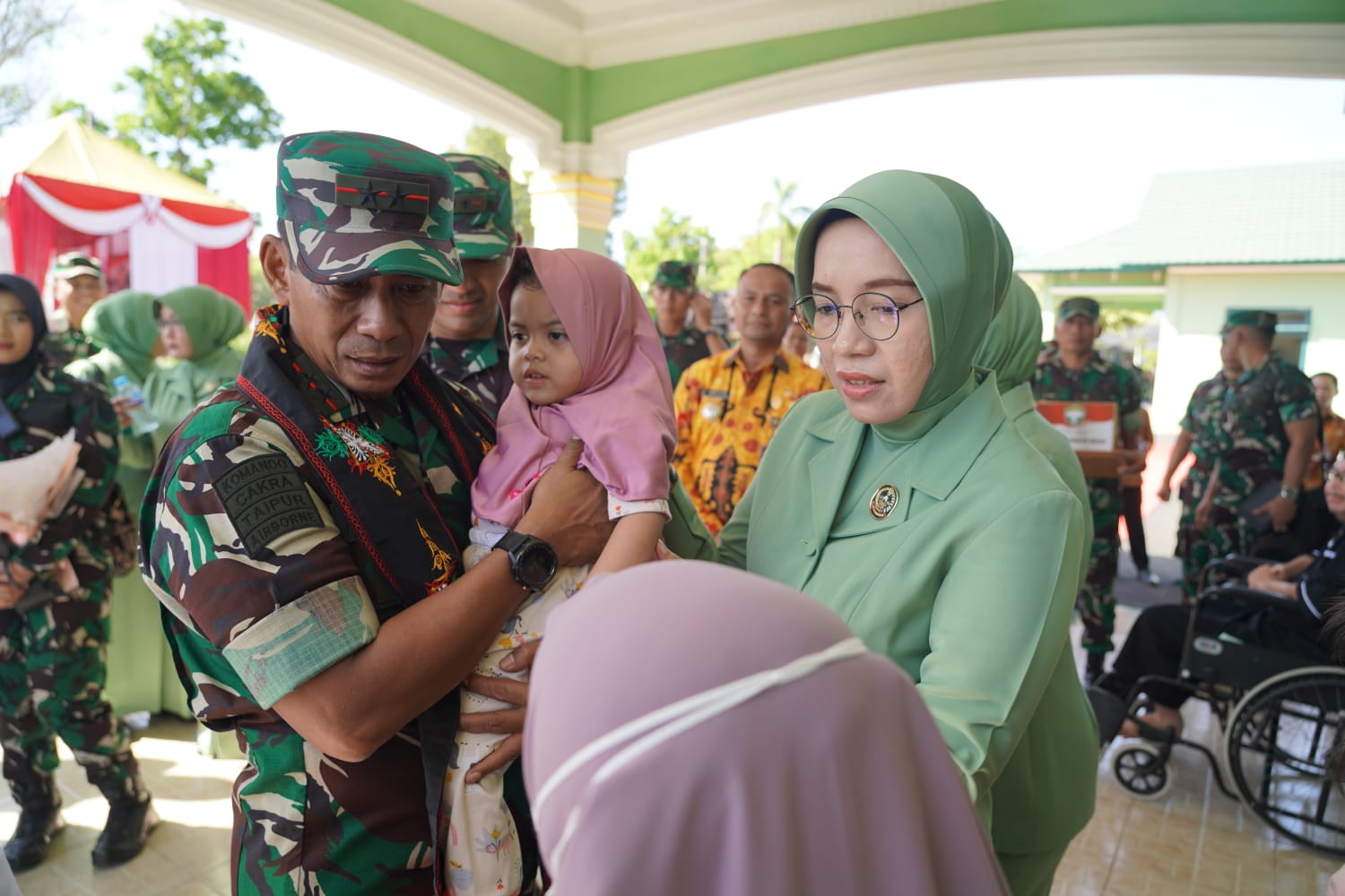 Peduli kesehatan Anak dan keluarga Pra Sejahtera, Pangdam IM dan Ibu Ketua Persit KCK Daerah Iskandar Muda beri bantuan saat Kunjungan Kerja ke Korem 011/LW dan Kodim 0103/Aut.