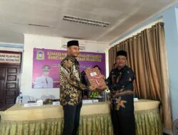 Kamil Zuhri Serahkan Memori Tugas untuk Syarifuddin Sebagai Camat Baitussalam