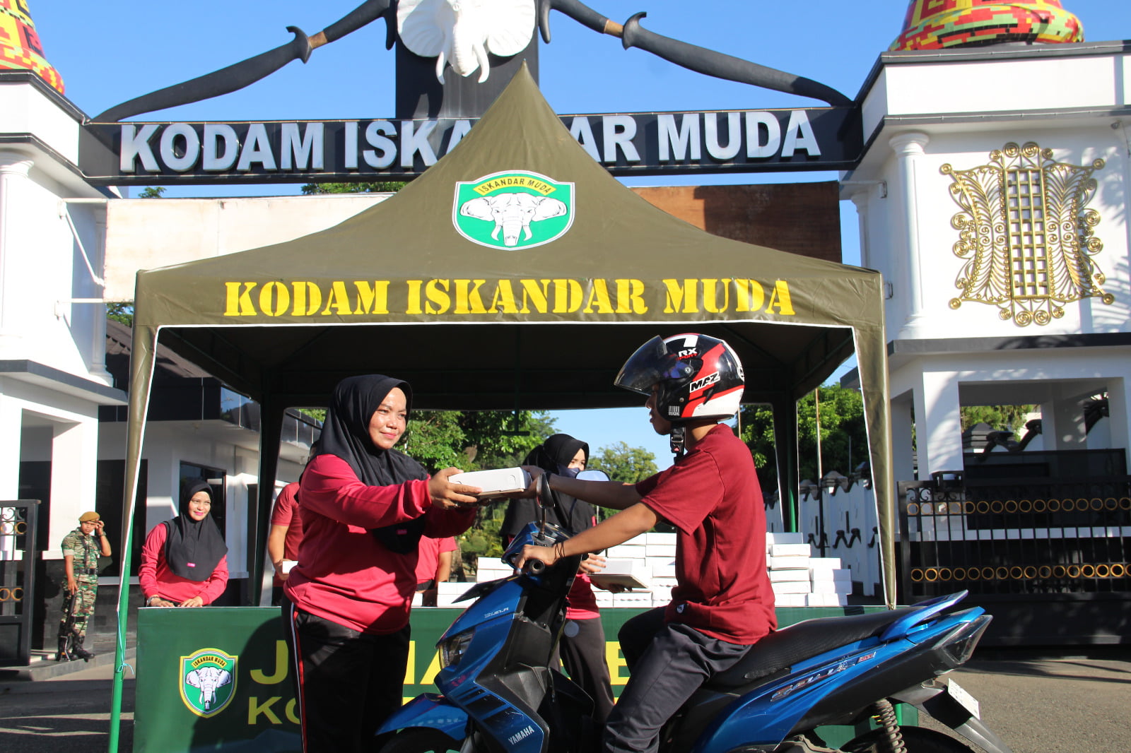 Jum’at Berkah, Kodam IM Bagikan Nasi Kotak Siap Saji Kepada Warga Kota Banda Aceh