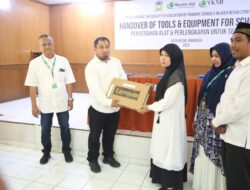 Pj Bupati Aceh Besar Serahkan Bantuan Alat dan Perlengkapan Sekolah dari YKMI