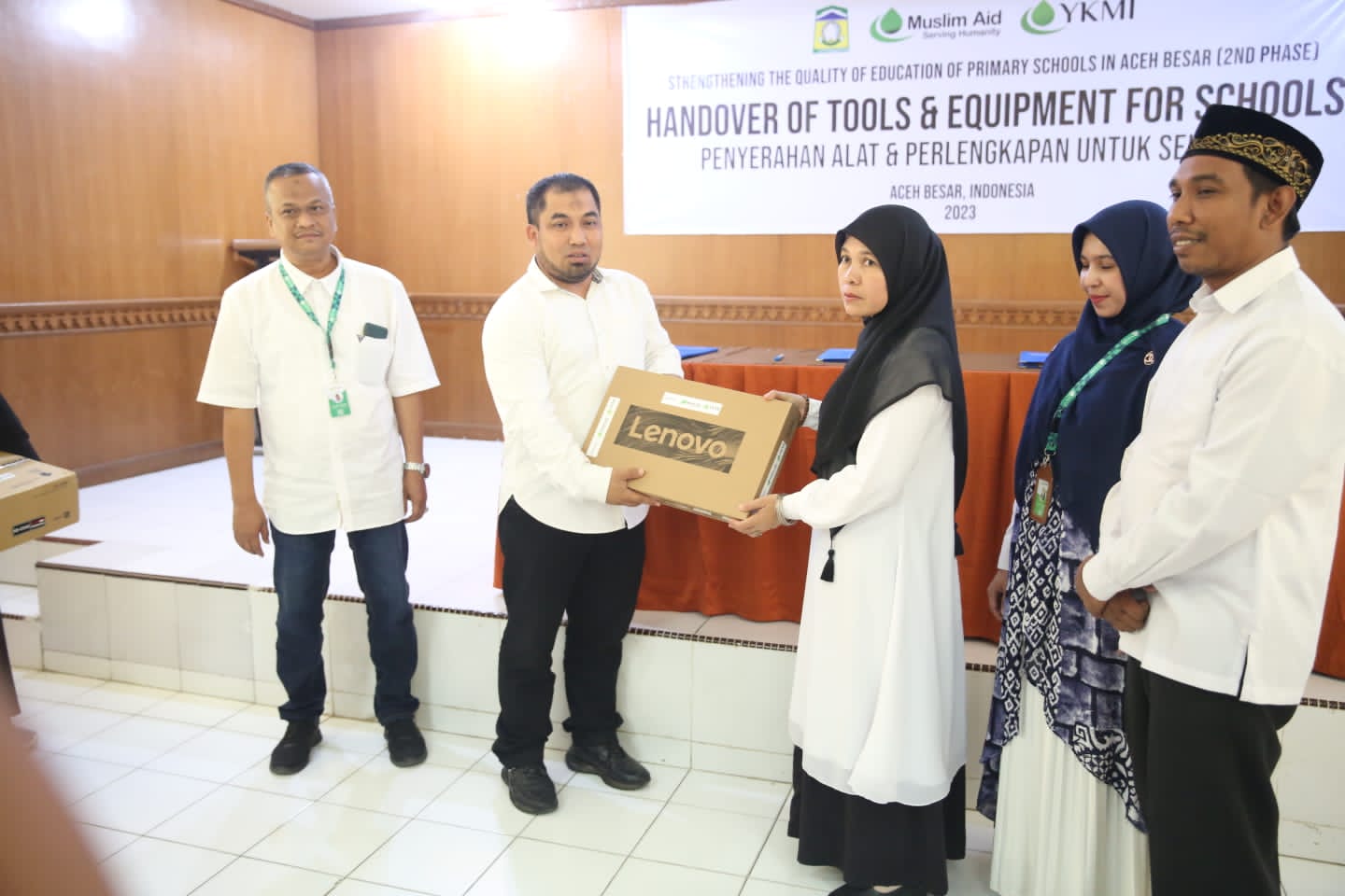 Pj Bupati Aceh Besar Serahkan Bantuan Alat dan Perlengkapan Sekolah dari YKMI