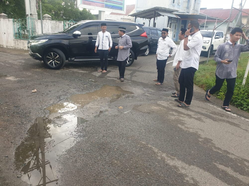 Pj Wali Kota Tinjau Jalan Berlubang di Gampong Emperom