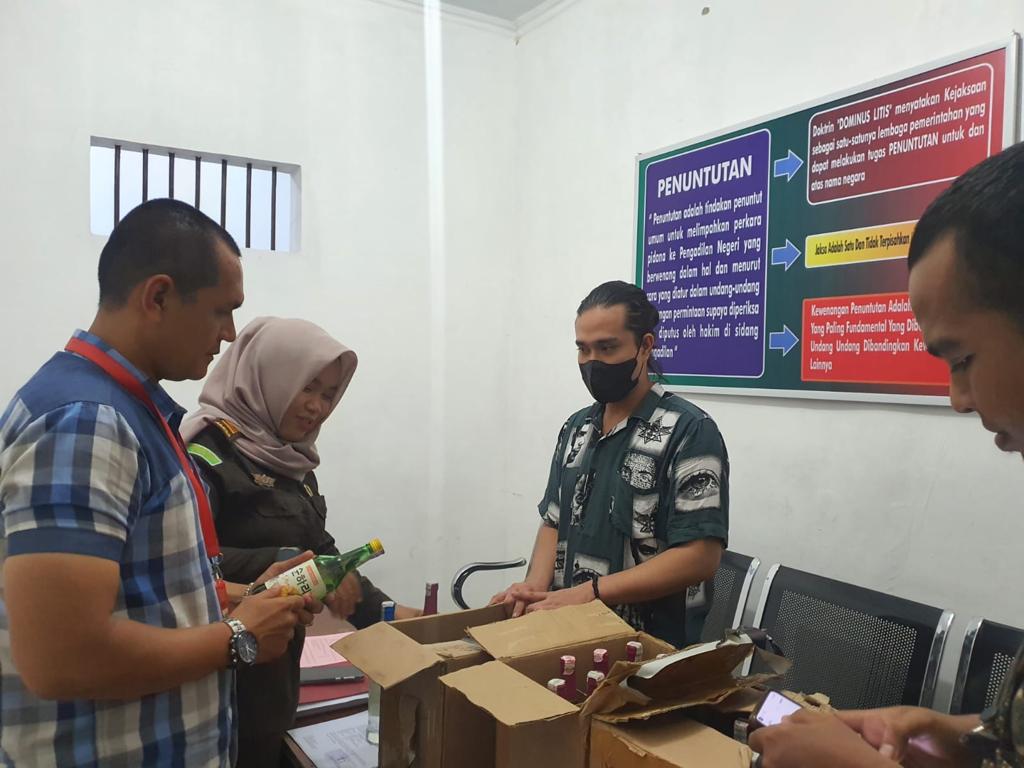 Berkas Perkara Lengkap, Polisi Serahkan Tersangka Penyedia Miras di Banda Aceh ke Jaksa