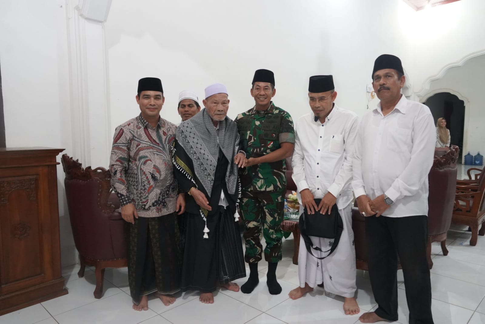 Dengan penuh Khidmat, Pangdam Iskandar Muda kunjungi Kediaman Ulama kharismatik Abu Kuta Krueng di Kab. Pidie Jaya