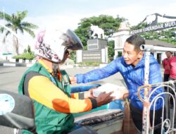 Pangdam IM menyempatkan diri untuk Saling Peduli dengan berbagi makanan pada Juma’at Berkah Kodam IM.