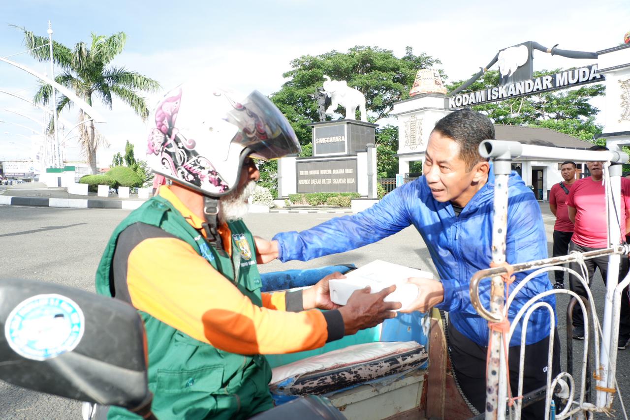 Pangdam IM menyempatkan diri untuk Saling Peduli dengan berbagi makanan pada Juma'at Berkah Kodam IM.