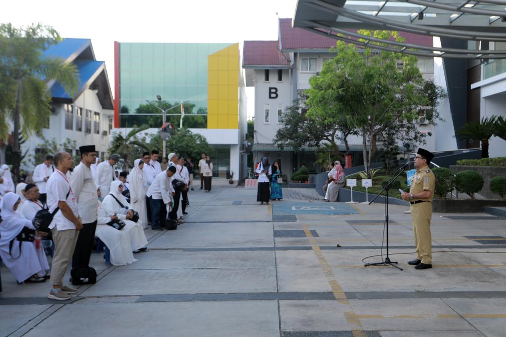 Bakri Siddiq Lepas Jemaah Calon Haji Banda Aceh Kloter 7