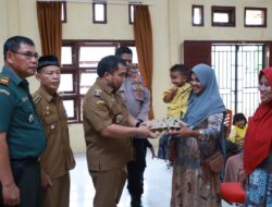 Cegah Stunting, Pj Bupati Aceh Besar Bagikan Telur untuk Balita di Simpang Tiga