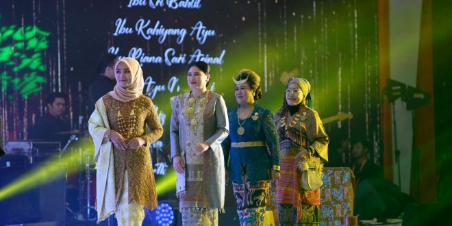 Ayu Marzuki Pamerkan Songket Khas Aceh Besar Pada Ajang Nasional HUT ke-43 Dekranasda