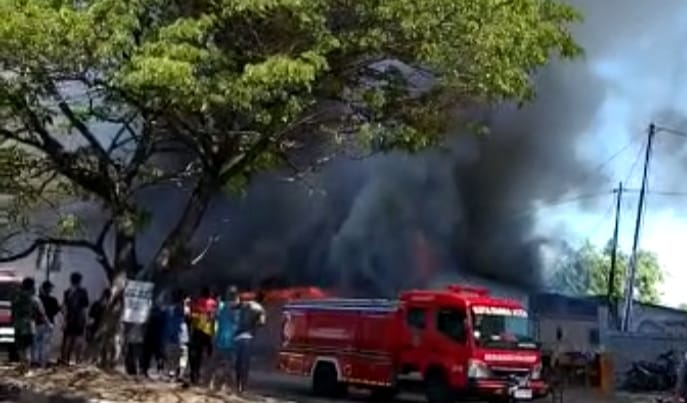 BPBD Aceh Besar Kerahkan 11 Armada Damkar Padamkan Kebakaran di Baitussalam