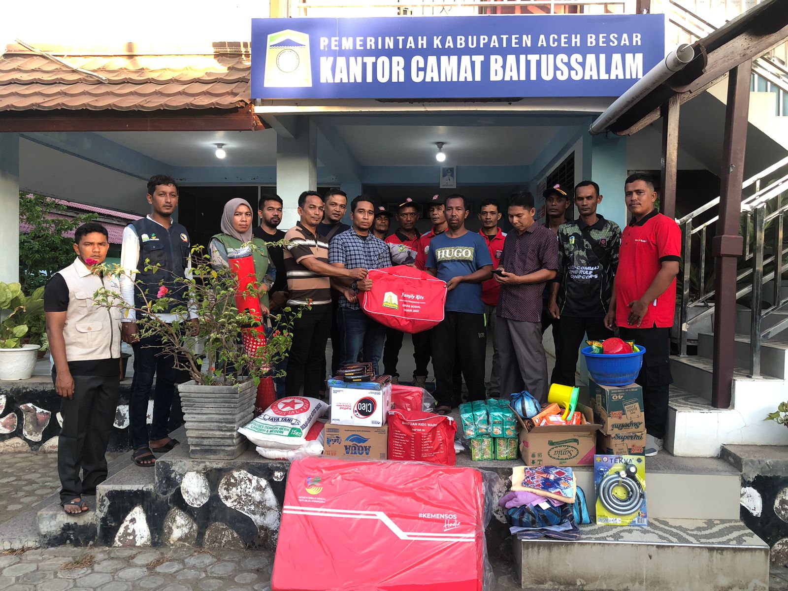 Pemkab Aceh Besar, Serahkan Bantuan Masa Panik untuk Korban Kebakaran Ruko di Baitussalam