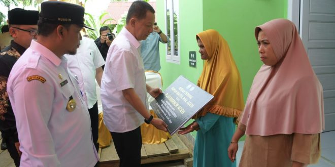 Penjabat Gubernur Serahkan 3 Unit Rumah Baitul Mal di Aceh Jaya