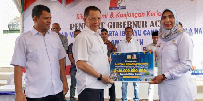 Penjabat Gubernur Serahkan Bantuan Keuangan Khusus Pemerintah Aceh untuk Pembangunan Masjid Giok Nagan Raya