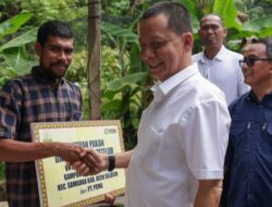 Penjabat Gubernur Serahkan Bantuan Pakan Kepada Kelompok Tani Ayam Petelur di Aceh Selatan