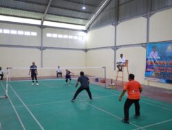 Pj Bupati/ Sekda Aceh Besar versus Tim ISBI Aceh Awali Laga Pembukaan Turnamen Badminton antar OPD 