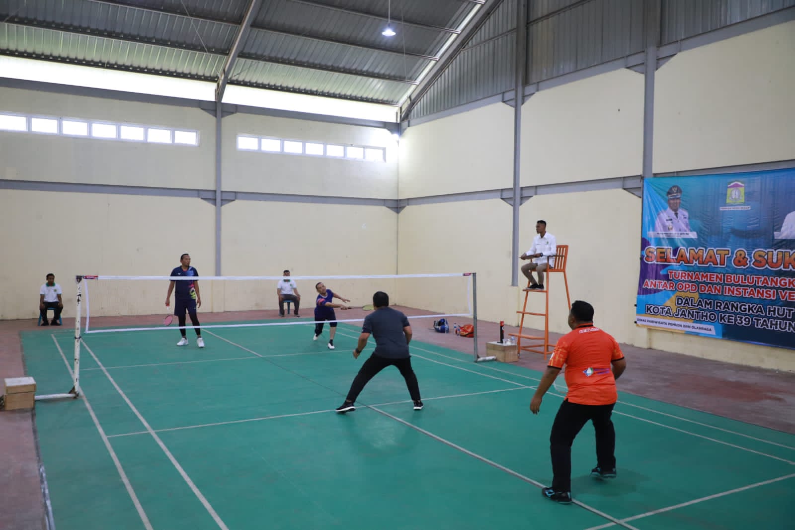 Pj Bupati/ Sekda Aceh Besar versus Tim ISBI Aceh Awali Laga Pembukaan Turnamen Badminton antar OPD 