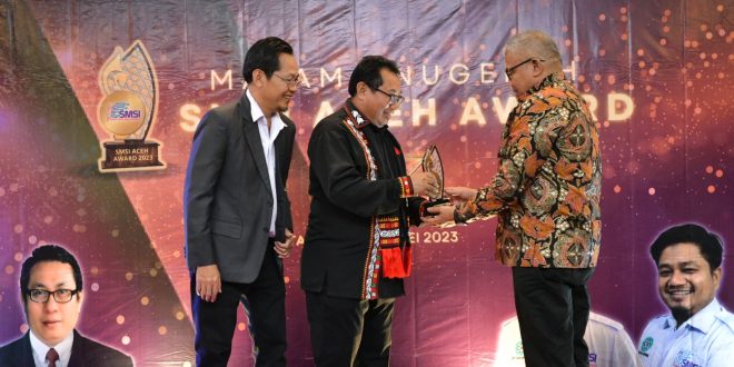 Sekda Aceh Dianugerahi Award Birokrat Berdedikasi dan Berintegrasi oleh SMSI