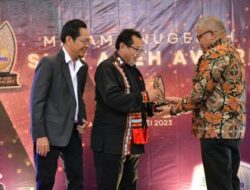 Sekda Aceh Dianugerahi Award Birokrat Berintegritas dan Berintegrasi oleh SMSI
