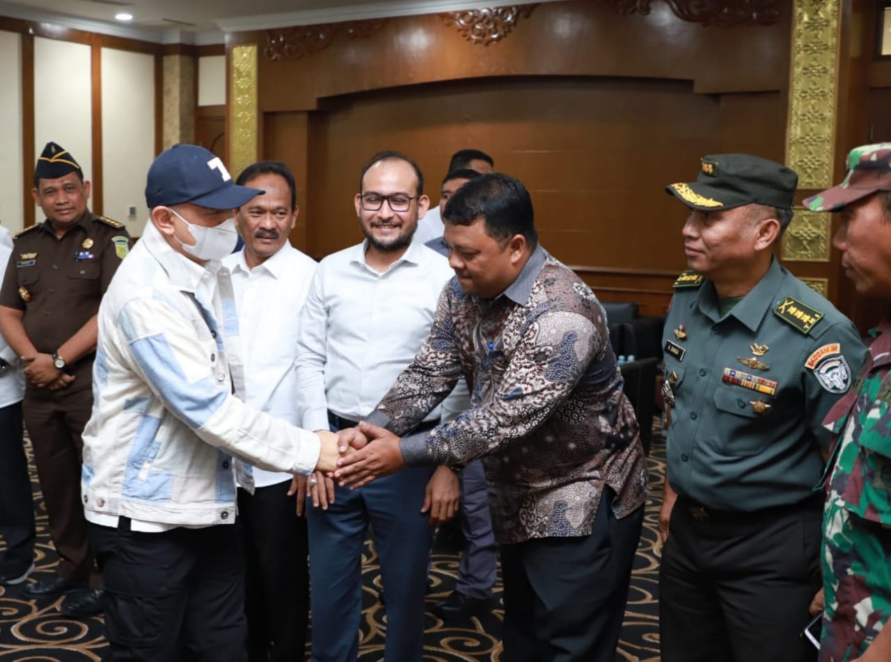 Wakili Pj Bupati, Sekda Aceh Besar Sambut Kedatangan Menteri Koperasi dan UKM RI di Bandara SIM