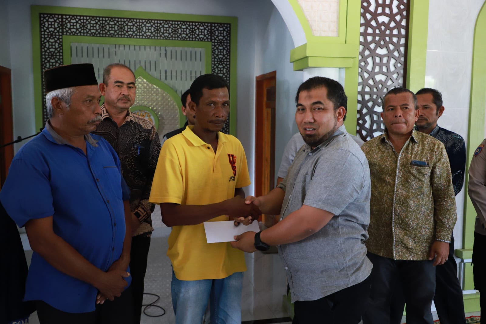 Pj Bupati Aceh Besar Serahkan Bantuan BMA untuk Korban Angin Kencang dan Kebakaran