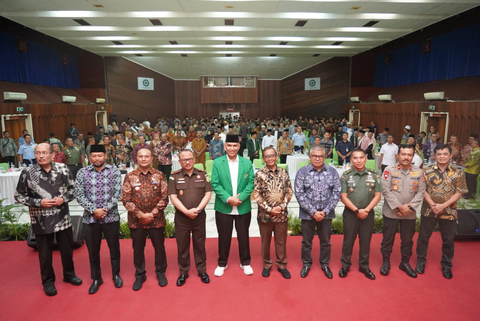 Kasdam IM mendampingi Menko Polhukam RI a.n. Prof, Dr. Mohammad Mahfud MD, S.H, S.U, M.I.P. dalam rangka menghadiri acara silaturahmi dengan Forkopimda Se Propinsi Aceh Beserta Ulama dan tokoh Masyarakat Pasee.