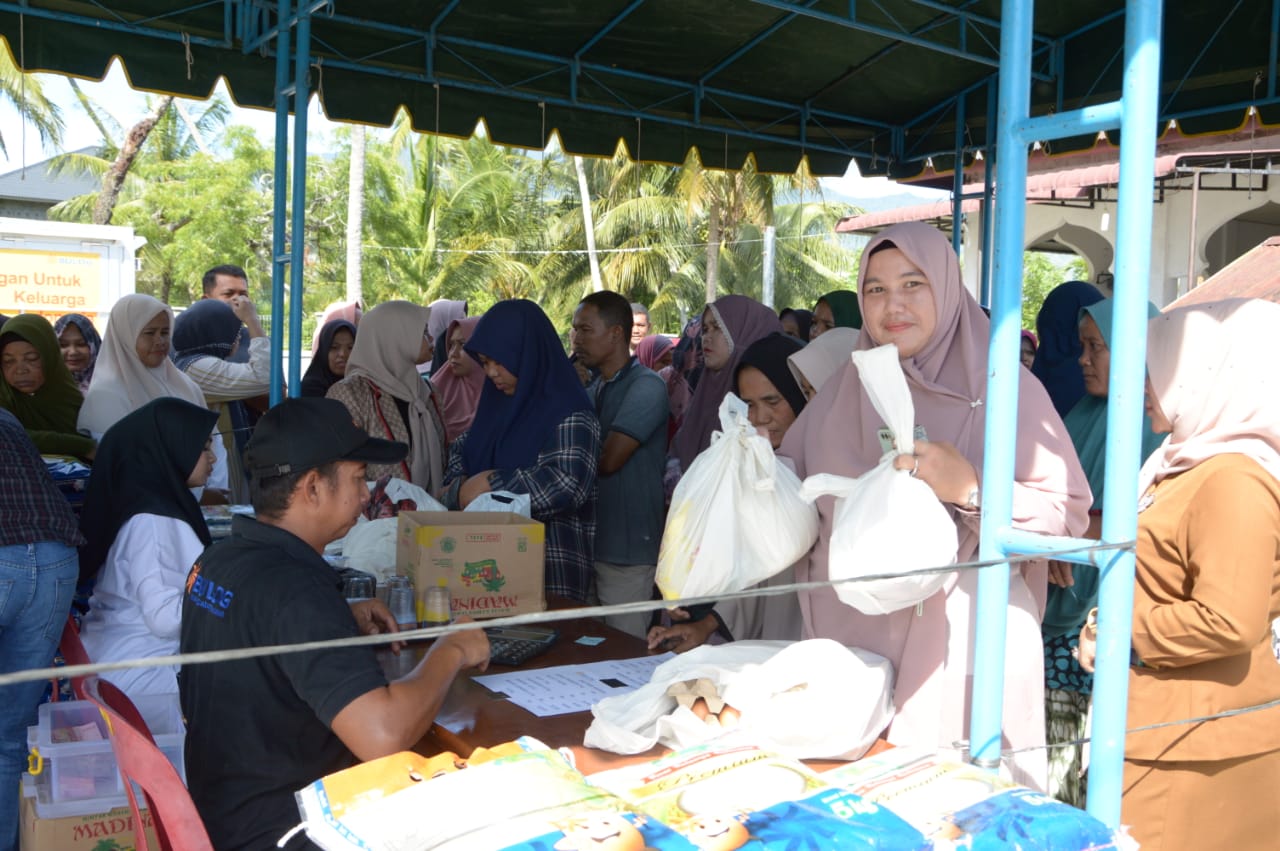 Ratusan Warga 15 Gampong di Kecamatan Kuta Malaka Padati Pasar Murah 