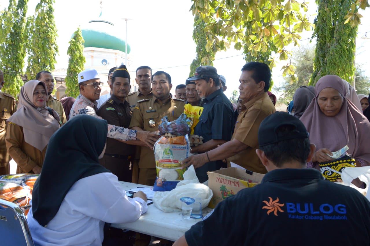 Pj Bupati Aceh Besar Pantau Langsung Gelar Pasar Murah di Masjid Abu Indrapuri