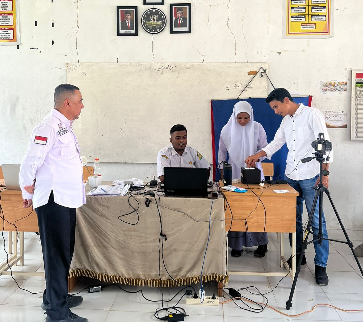 Lewat Jebol, Disdukcapil Aceh Besar Rekam Administrasi Siswa SMAN 2 Seulimuem