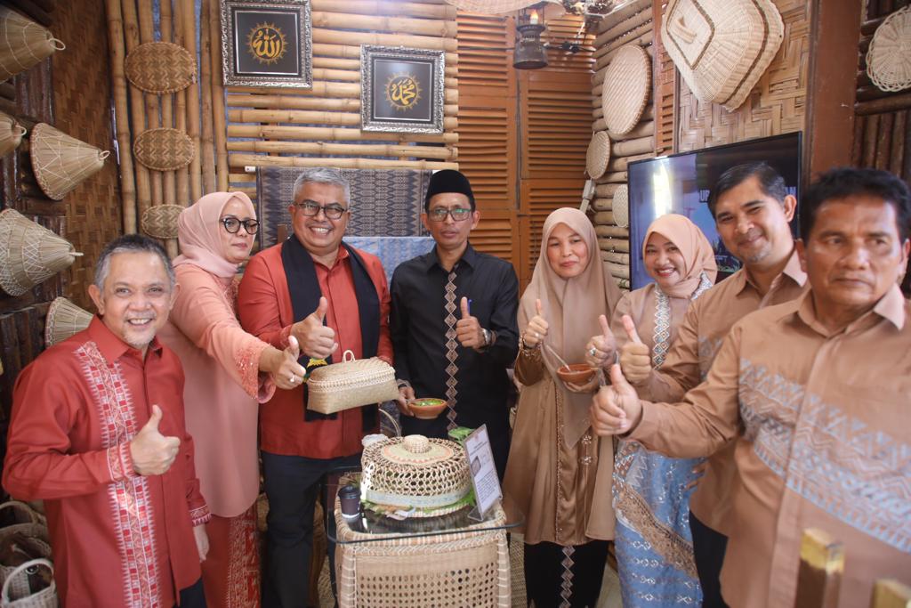 Usai Buka Rakerda Dekranasda dan Pameran Unggulan, Sekda Aceh Cicipi Cagruk di Stand Aceh Besar