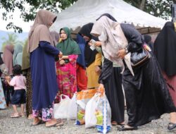 Masyarakat Simpang Tiga Aceh Besar Serbu Pasar Murah