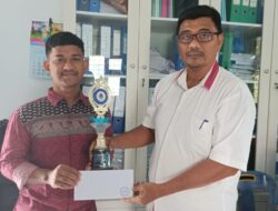 Keuchik Peunyeurat Serahkan Bantuan Kepada Warga Berprestasi