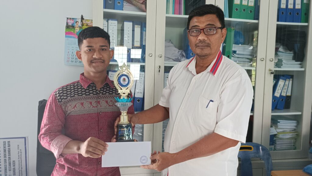 Keuchik Peunyeurat Serahkan Bantuan Kepada Warga Berprestasi