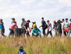 Pj Bupati Aceh Besar Pimpin Satu Jam Pungut Sampah di Blang Bintang