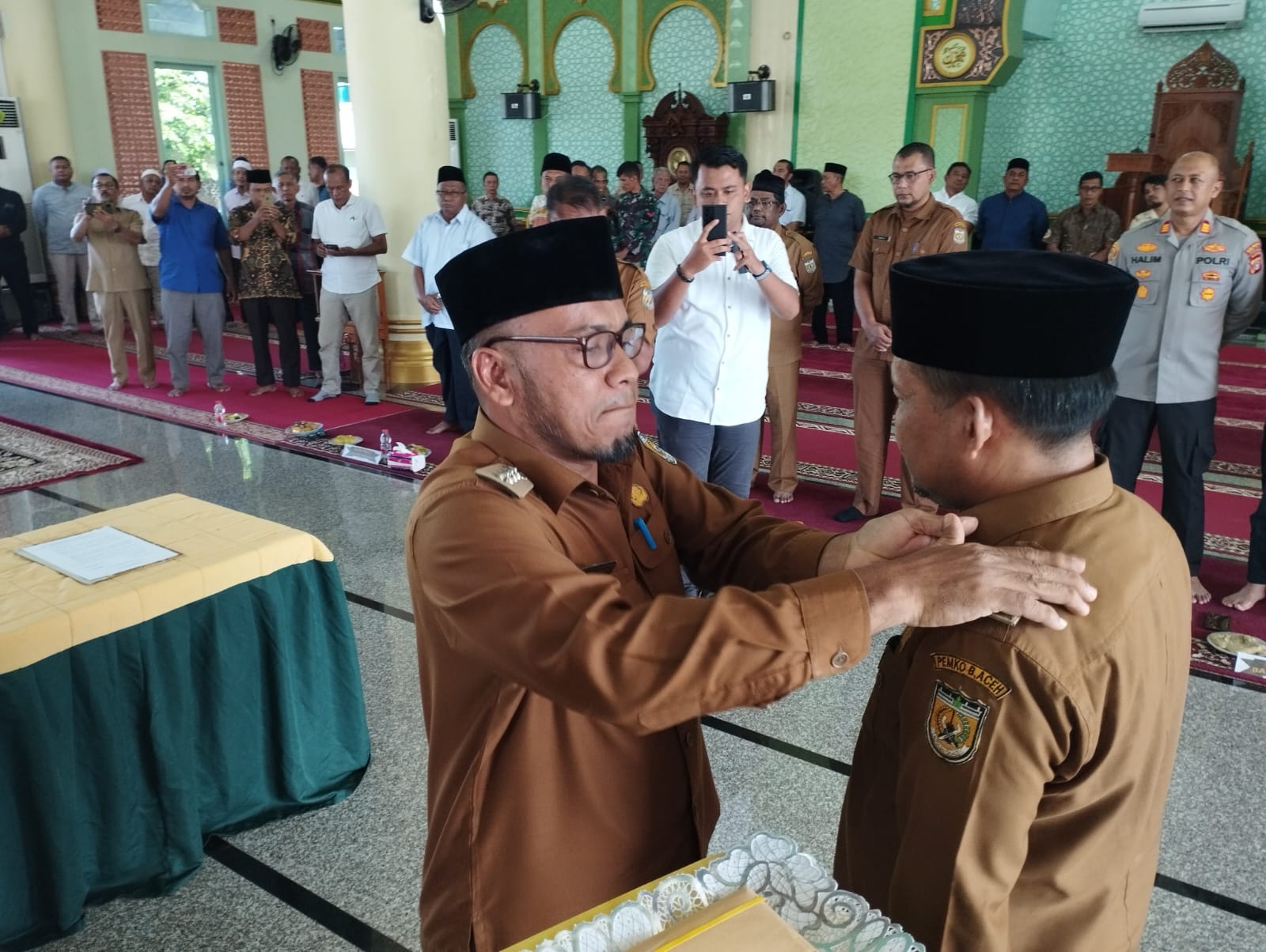 Lantik Pj Keuchik Lamlagang, Ini Pesan Camat Banda Raya