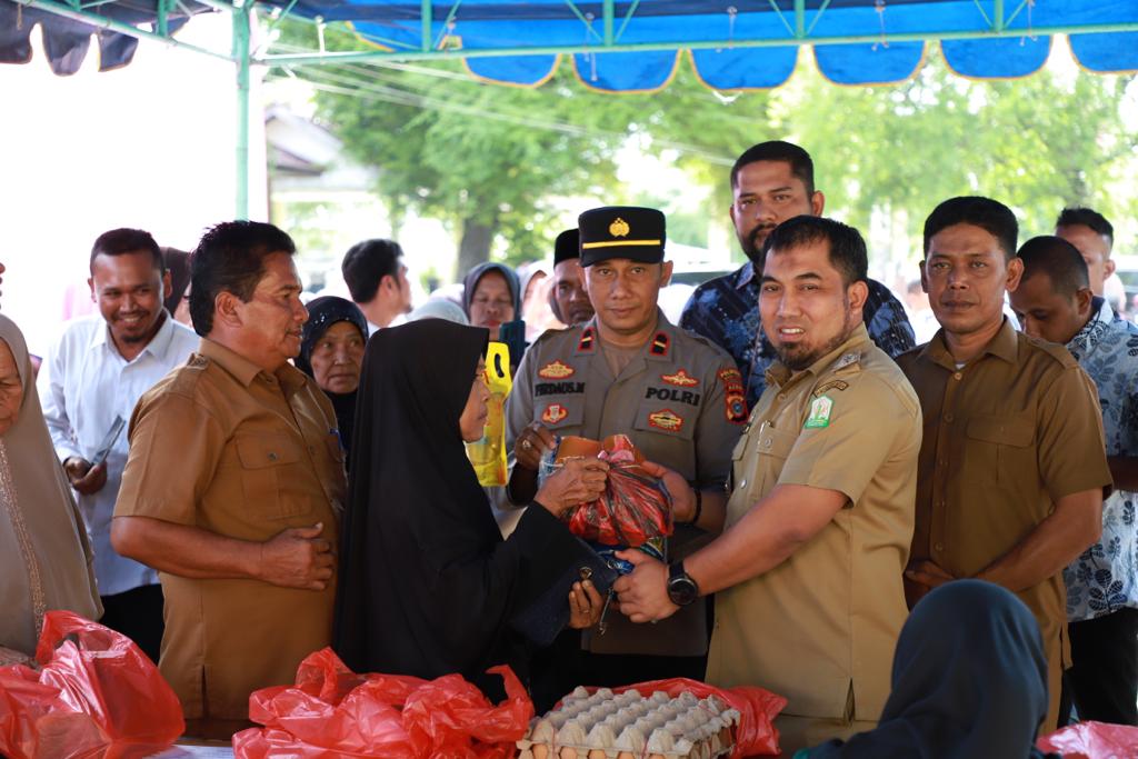 Pj Bupati Aceh Besar Kembali Pantau Pasar Murah di Lambaro Angan