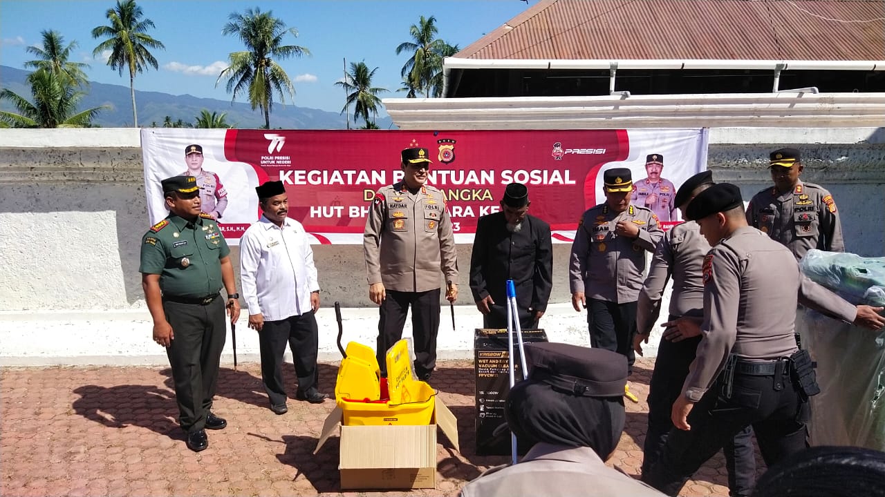 Wakili Pj Bupati, Asisten II Sekdakab Aceh Besar Hadiri Bansos Kapolda Aceh di Masjid Tuha Indrapuri