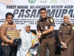 Ratusan Warga Jantho Antri Belanja Kebutuhan Pokok di Halaman Kejari Aceh Besar