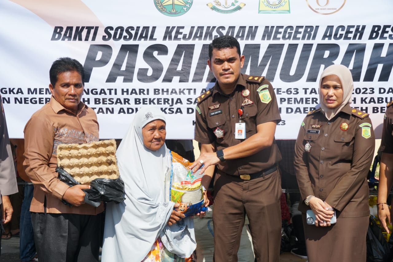 Ratusan Warga Jantho Antri Belanja Kebutuhan Pokok di Halaman Kejari Aceh Besar