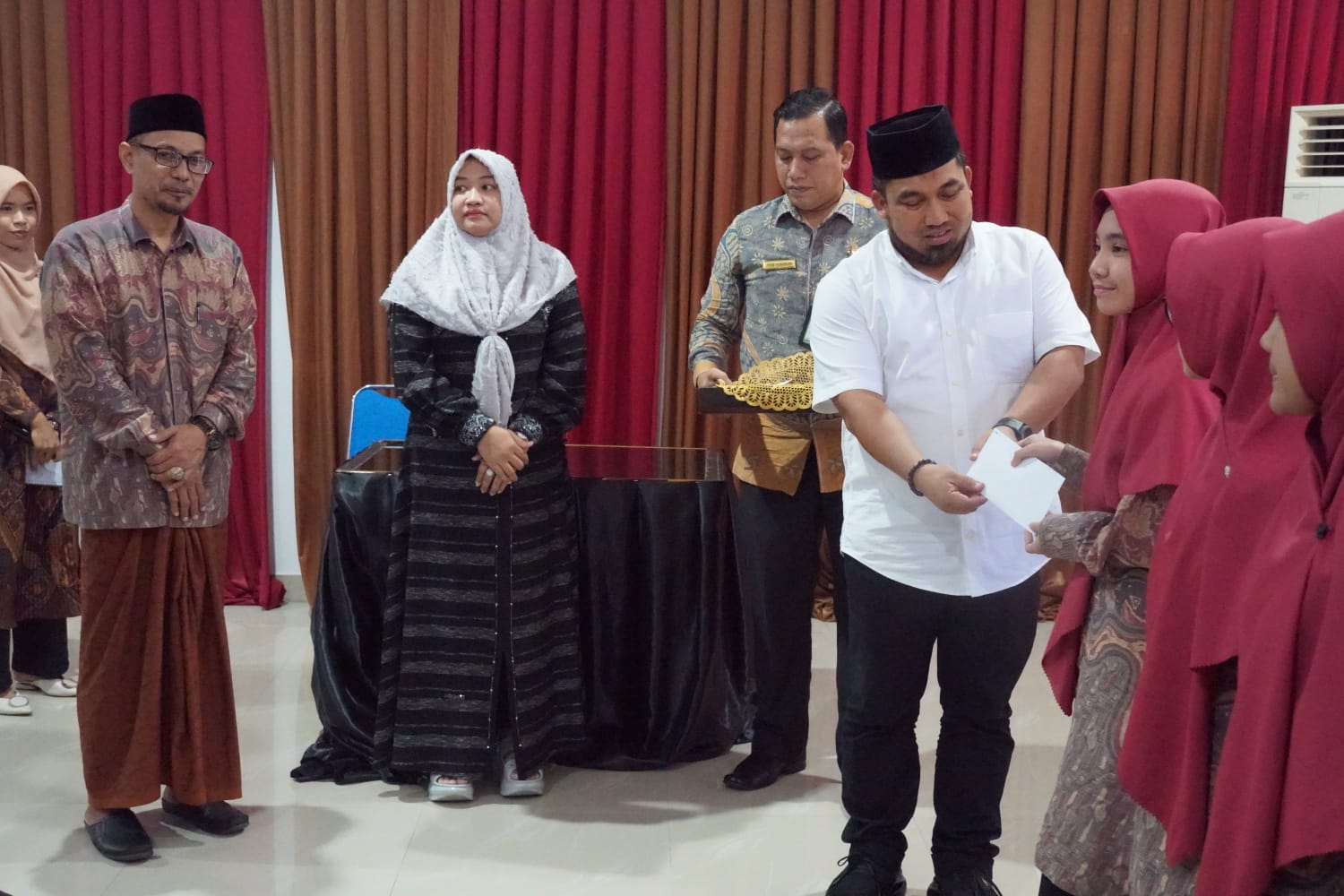 Tak Menunggu Lama, Pj Bupati Langsung Serahkan Bonus untuk Juara MQK Provinsi dari Aceh Besar 