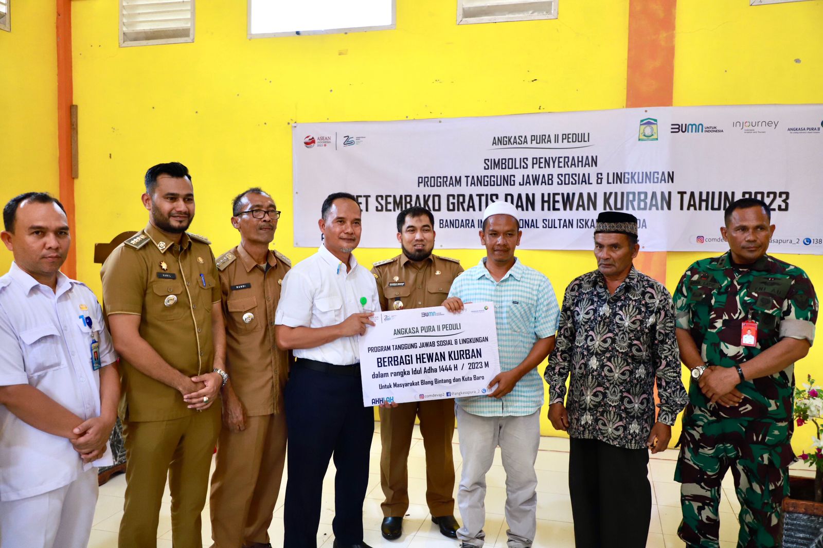 Pj Bupati Aceh Besar Bersama Angkasa Pura II Serahkan 700 Paket Sembako Gratis dan Hewan Kurban kepada Warga