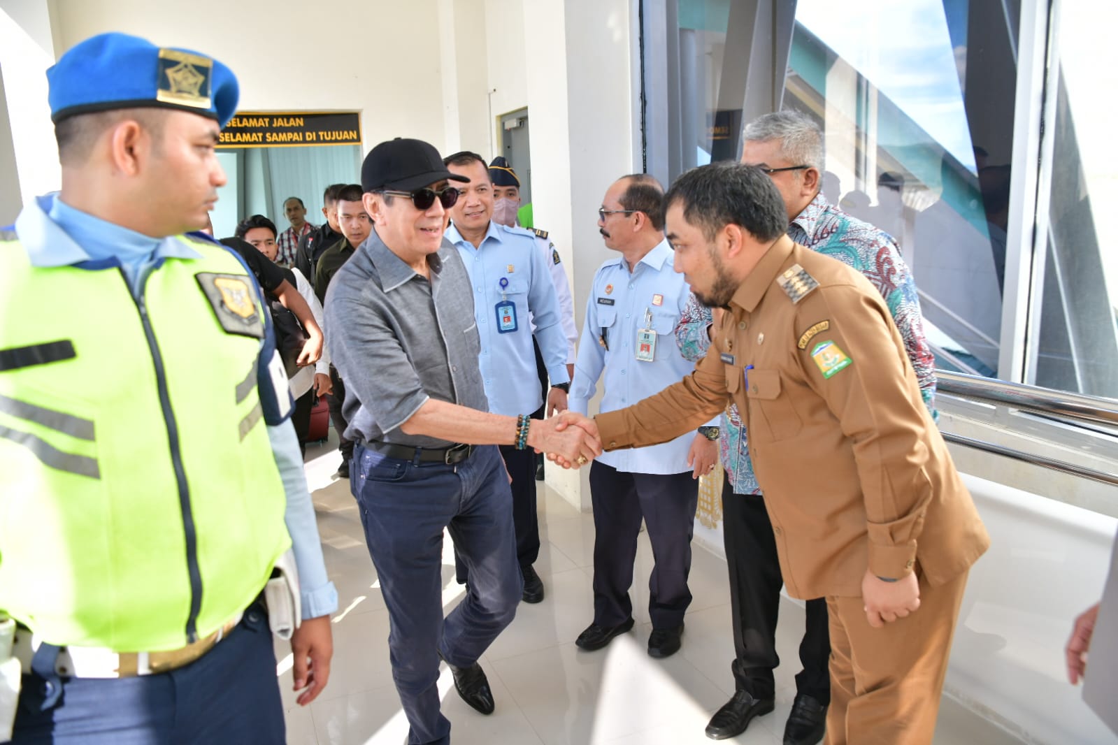Bersama Forkopimda Aceh, Pj Bupati Aceh Besar Sambut Rombongan Menteri di Bandara SIM