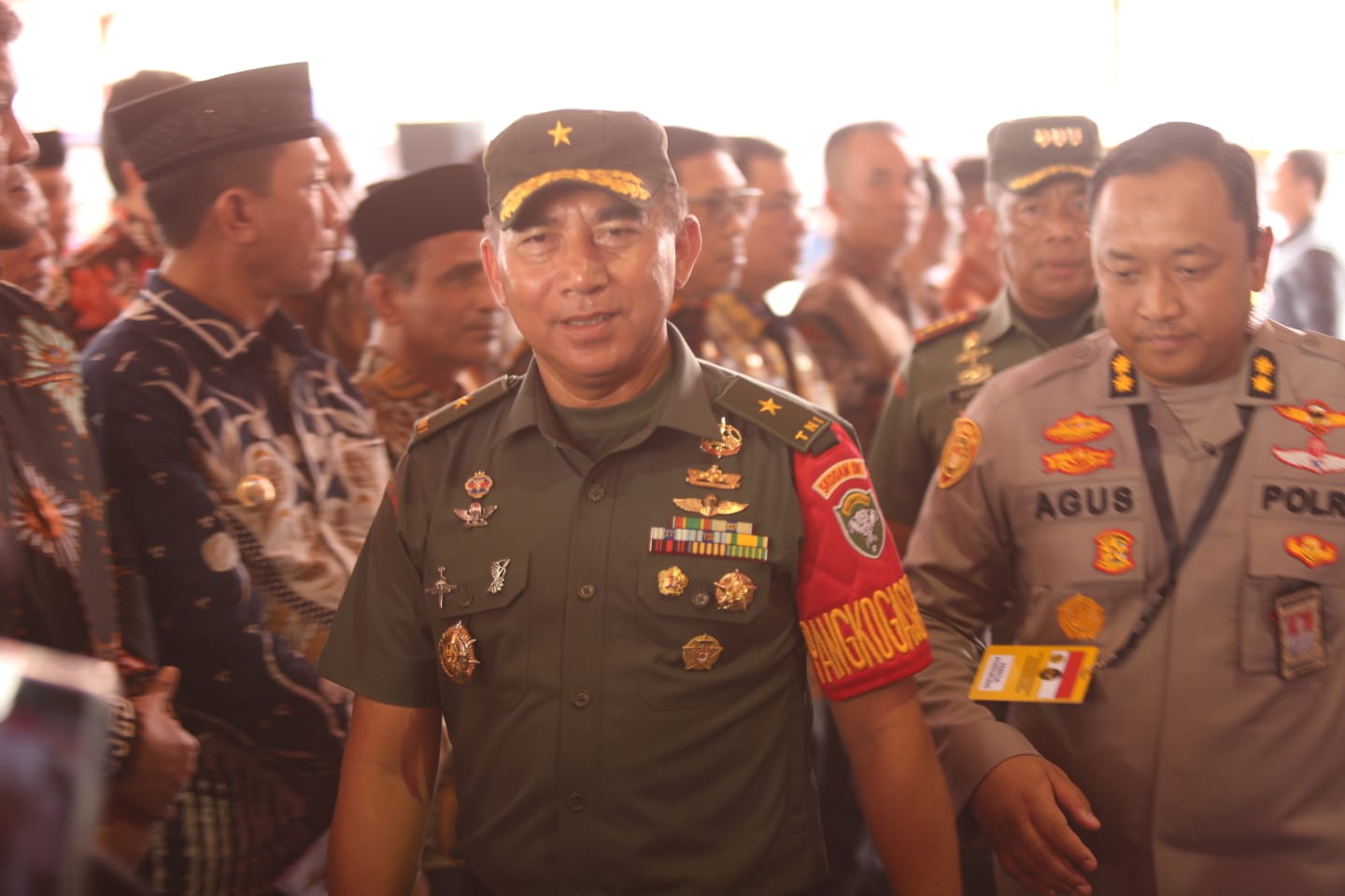 Kasdam IM mewakili Pangdam IM mendampingi Presiden RI Ir. H. Joko Widodo dalam rangka acara Kick Off Pelaksanaan Rekomendasi Penyelesaian Non Yudisial Pelanggaran Hak Asasi Manusia yang Berat di Kabupaten Pidie, Prov. Aceh.