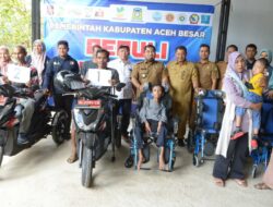 Pj Bupati Aceh Besar Serahkan Kursi Roda dan Motor Tiga Roda Kepada Penyandang Disabilitas