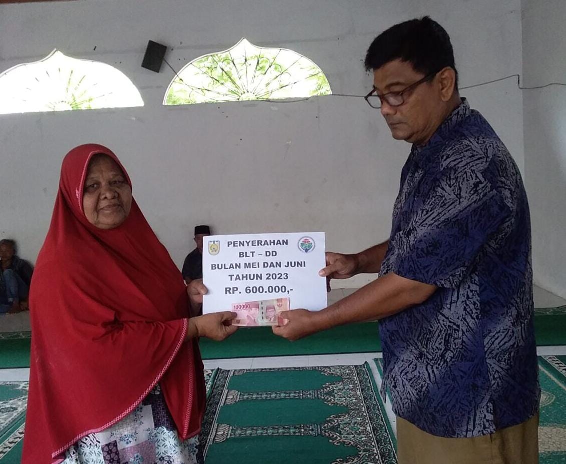Gampong Peunyeurat Salurkan BLT DD Kepada KPM