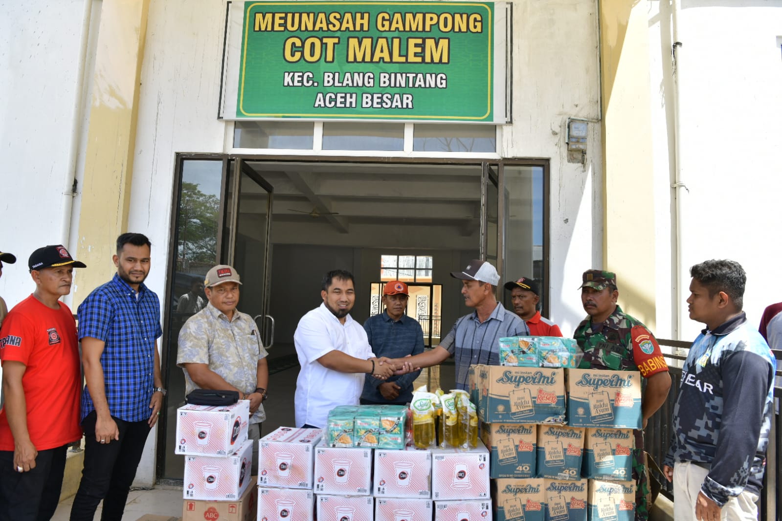 Pj Bupati Aceh Besar Serahkan Bantuan Masa Panik Kepada Korban Kebakaran Blang Bintang